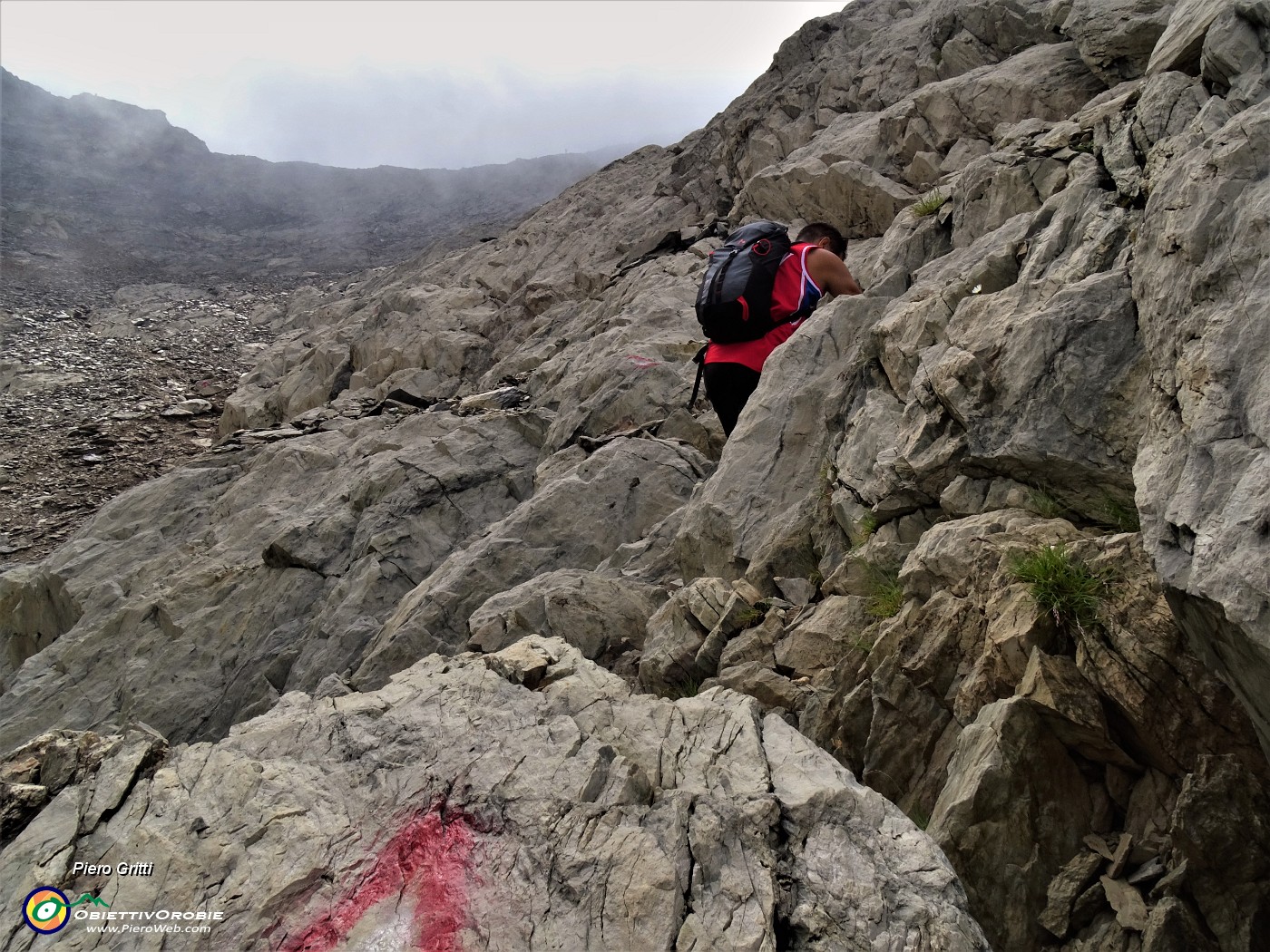 28 Passaggi anche tra e su rocce con attenzione.JPG